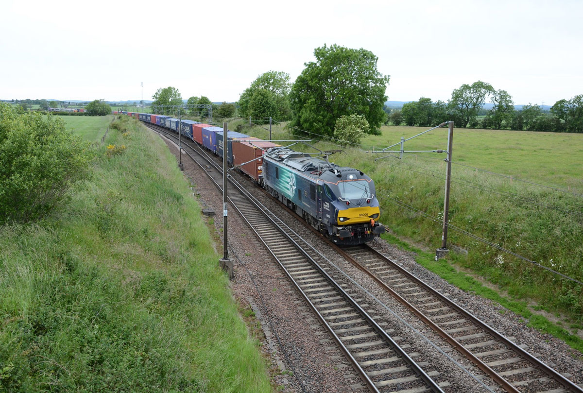 Class 88 carrying intermodal contrainers